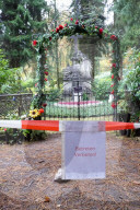 PEOPLE - Betreten verboten: Der Zaun um das Grab von Jan Fedder auf dem Friedhof Hamburg-Ohlsdorf ist beschädigt worden