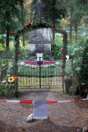PEOPLE - Betreten verboten: Der Zaun um das Grab von Jan Fedder auf dem Friedhof Hamburg-Ohlsdorf ist beschädigt worden