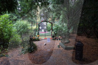 PEOPLE - Betreten verboten: Der Zaun um das Grab von Jan Fedder auf dem Friedhof Hamburg-Ohlsdorf ist beschädigt worden