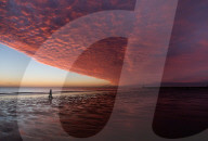 FEATURE - Tagesanbruch über Seaburn Beach an der Küste bei Sunderland