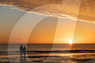 FEATURE - Tagesanbruch über Seaburn Beach an der Küste bei Sunderland