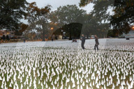 NEWS - Coronavirus: Über 250.000 Covid-Tote - Das Kunstprojekt In America, How Could This Happen? in Washington