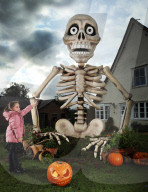 FEATURE - 300 Jahre altes Anwesen in Stevenage wird zu Halloween gruselig in Szene gesetzt