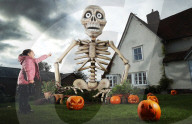 FEATURE - 300 Jahre altes Anwesen in Stevenage wird zu Halloween gruselig in Szene gesetzt