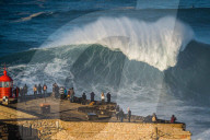 FEATURE -  Surfen auf Riesenwellen in Nazare, Portugal 