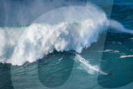 FEATURE -  Surfen auf Riesenwellen in Nazare, Portugal 