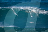FEATURE -  Surfen auf Riesenwellen in Nazare, Portugal 