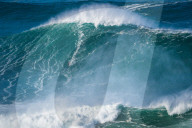FEATURE -  Surfen auf Riesenwellen in Nazare, Portugal 