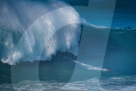 FEATURE -  Surfen auf Riesenwellen in Nazare, Portugal 