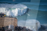 FEATURE -  Surfen auf Riesenwellen in Nazare, Portugal 