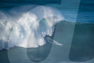 FEATURE -  Surfen auf Riesenwellen in Nazare, Portugal 