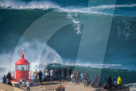 FEATURE -  Surfen auf Riesenwellen in Nazare, Portugal 