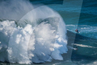 FEATURE -  Surfen auf Riesenwellen in Nazare, Portugal 