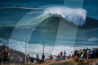 FEATURE -  Surfen auf Riesenwellen in Nazare, Portugal 