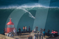 FEATURE -  Surfen auf Riesenwellen in Nazare, Portugal 