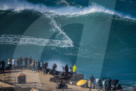 FEATURE -  Surfen auf Riesenwellen in Nazare, Portugal 