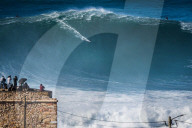FEATURE -  Surfen auf Riesenwellen in Nazare, Portugal 