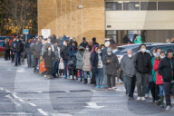NEWS - Coronavirus:  Schlangen bei COSTCO in Watford vor dem zweiten Lockdown in Grossbritannien