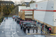NEWS - Coronavirus:  Schlangen bei COSTCO in Watford vor dem zweiten Lockdown in Grossbritannien
