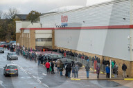 NEWS - Coronavirus:  Schlangen bei COSTCO in Watford vor dem zweiten Lockdown in Grossbritannien