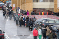 NEWS - Coronavirus:  Schlangen bei COSTCO in Watford vor dem zweiten Lockdown in Grossbritannien