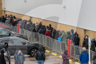 NEWS - Coronavirus:  Schlangen bei COSTCO in Watford vor dem zweiten Lockdown in Grossbritannien