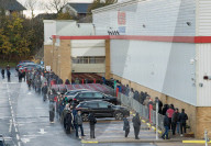 NEWS - Coronavirus:  Schlangen bei COSTCO in Watford vor dem zweiten Lockdown in Grossbritannien