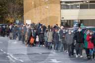 NEWS - Coronavirus:  Schlangen bei COSTCO in Watford vor dem zweiten Lockdown in Grossbritannien