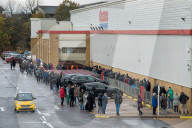 NEWS - Coronavirus:  Schlangen bei COSTCO in Watford vor dem zweiten Lockdown in Grossbritannien