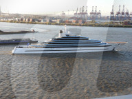 FEATURE - Die Luxus-Yacht Kaos (ex Jubilee) verlässt nach einem 16-monatigen Aufenthalt die Werft Blohm + Voss in Hamburg