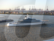 FEATURE - Die Luxus-Yacht Kaos (ex Jubilee) verlässt nach einem 16-monatigen Aufenthalt die Werft Blohm + Voss in Hamburg