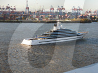 FEATURE - Die Luxus-Yacht Kaos (ex Jubilee) verlässt nach einem 16-monatigen Aufenthalt die Werft Blohm + Voss in Hamburg