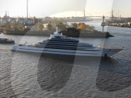 FEATURE - Die Luxus-Yacht Kaos (ex Jubilee) verlässt nach einem 16-monatigen Aufenthalt die Werft Blohm + Voss in Hamburg
