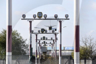 NEWS - Ein Flugzeug im Landeanflug auf den Flughafen Tegel