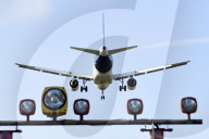 NEWS - Ein Flugzeug im Landeanflug auf den Flughafen Tegel