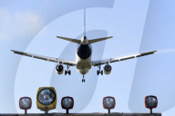 NEWS - Ein Flugzeug im Landeanflug auf den Flughafen Tegel