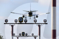 NEWS - Ein Flugzeug im Landeanflug auf den Flughafen Tegel