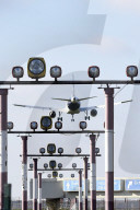 NEWS - Ein Flugzeug im Landeanflug auf den Flughafen Tegel