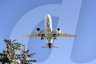 NEWS - Ein Flugzeug im Landeanflug auf den Flughafen Tegel