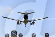 NEWS - Ein Flugzeug im Landeanflug auf den Flughafen Tegel