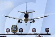 NEWS - Ein Flugzeug im Landeanflug auf den Flughafen Tegel
