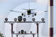 NEWS - Ein Flugzeug im Landeanflug auf den Flughafen Tegel