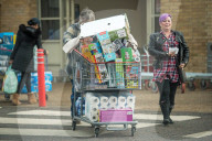 NEWS - Coronavirus: Lockdown-Shopping in Watford, UK