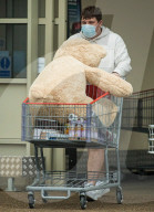 NEWS - Coronavirus: Lockdown-Shopping in Watford, UK