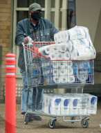 NEWS - Coronavirus: Lockdown-Shopping in Watford, UK