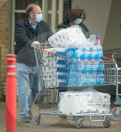 NEWS - Coronavirus: Lockdown-Shopping in Watford, UK