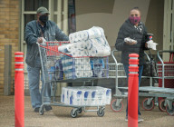 NEWS - Coronavirus: Lockdown-Shopping in Watford, UK