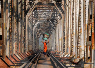 FEATURE - Einwohner Mumbais riskieren täglich ihr Leben auf der Eisenbahnbrücke