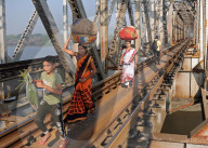 FEATURE - Einwohner Mumbais riskieren täglich ihr Leben auf der Eisenbahnbrücke