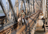 FEATURE - Einwohner Mumbais riskieren täglich ihr Leben auf der Eisenbahnbrücke